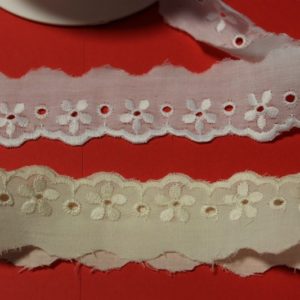 Tira bordada flor de unos 5 cms.