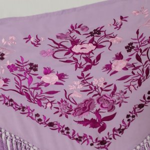 MANTON BORDADO ADULTO FLECO MOÑA CORTA COLOR MALVA