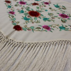 MANTON BORDADO ADULTO FLECO MOÑA CORTA BLANCO