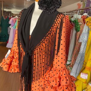 TRAJE DE FLAMENCA LUNAR NEGRO FONDO NARANJA .MODELO HINOJO