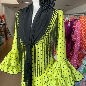 TRAJE DE FLAMENCA LUNAR NEGRO FONDO PISTACHO .MODELO HINOJO